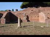 01017 ostia - regio ii - insula iv - terme di nettuno (ii,iv,2) - palaestra - raum 13 - evtl sabina mit symbolen der ceres - bli ri westen - 09-2022.jpg